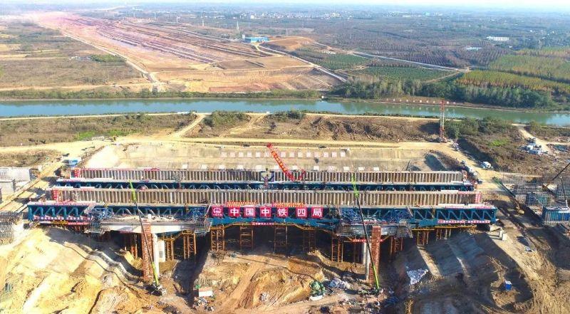 Steel flumes for world’s largest-spanning aqueduct over the Pihe River of the Yangtze-to-Huaihe Water Diversion project are completed. 