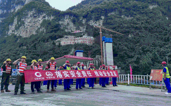 中铁一局三公司南天高速项目宣誓现场 中铁一局三公司南天高速项目宣誓现场