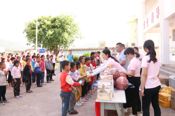 2.中国铁工投资开展慰问留守儿童和捐赠活动 2.中国铁工投资开展慰问留守儿童和捐赠活动