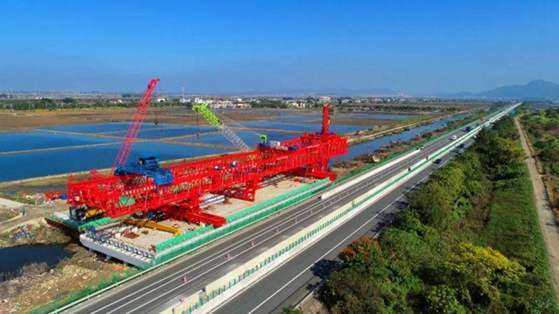 世界首台桩梁一体架桥机“共工号”
