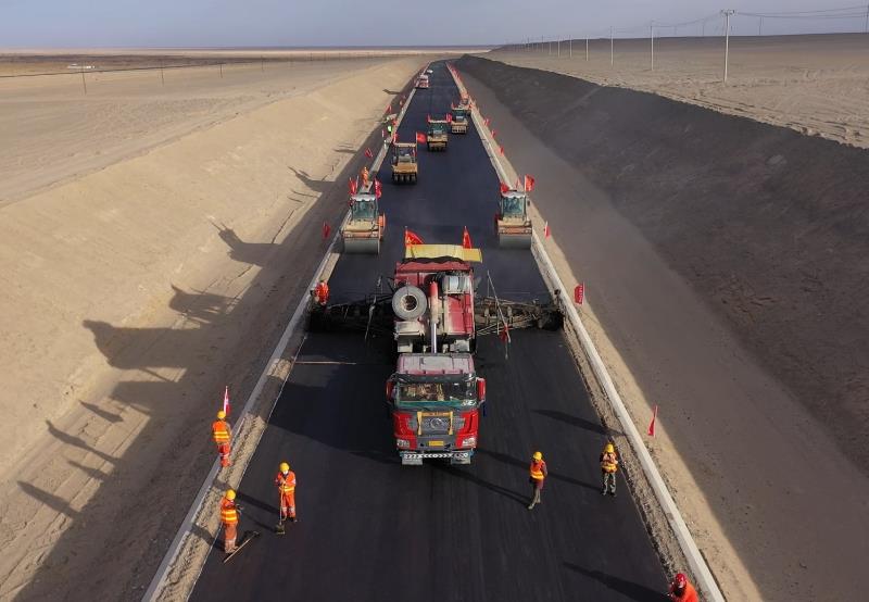 沥青混合料铺设完成 沥青混合料铺设完成