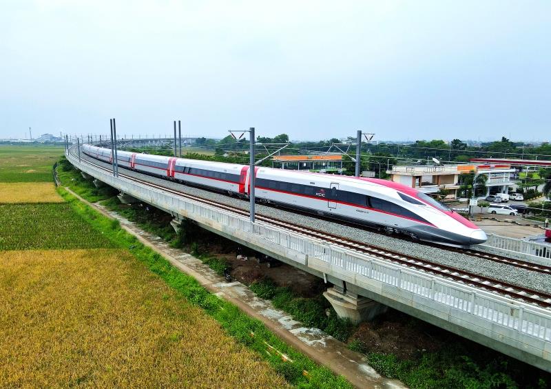 试验列车飞驰在雅万高铁上1