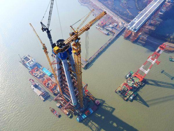 全球最大塔机投入常泰长江大桥建设1(摄影:胡旭) 全球最大塔机投入常泰长江大桥建设1(摄影:胡旭)