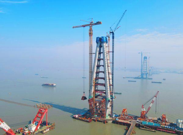 全球最大塔机投入常泰长江大桥建设2（摄影：胡旭）