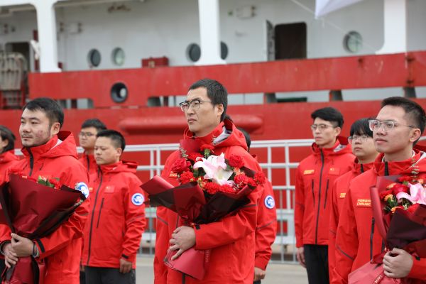 3.中铁建工集团南极项目建设者代表接受少先队员献花