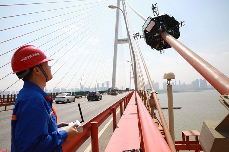 图为机器人检测武汉白沙洲长江大桥拉索