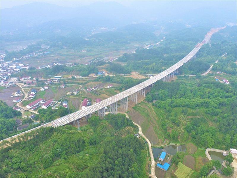 中铁四局承建无岳高速桐岳段最长钢板组合梁桥双幅贯通