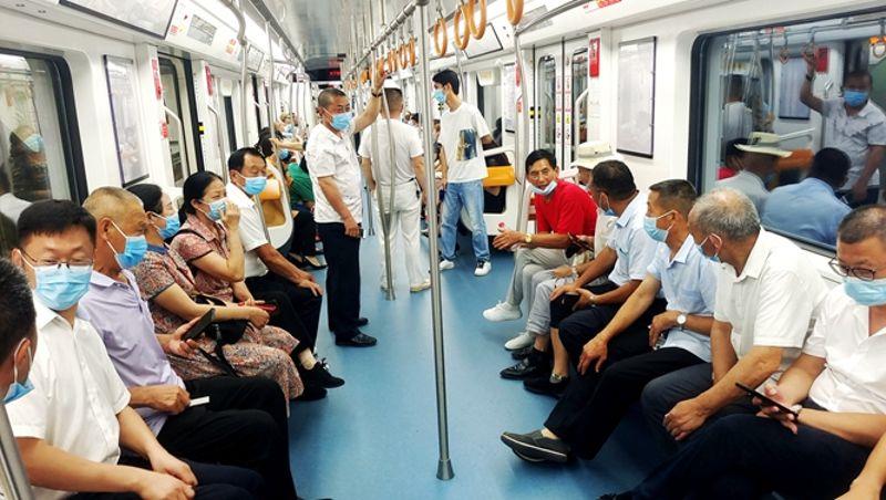 图为市民试乘重庆地铁4号线首趟列车