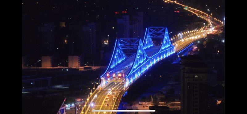 图为廊坊市交通中心工程光明道上跨铁路立交桥贯夜景