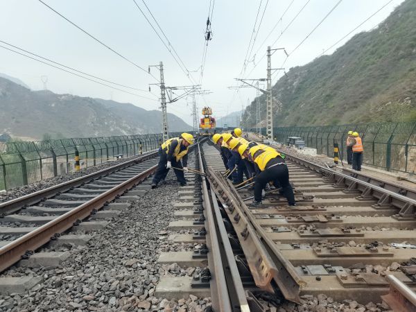 朔黄铁路成功开行3万吨级重载组合列车2