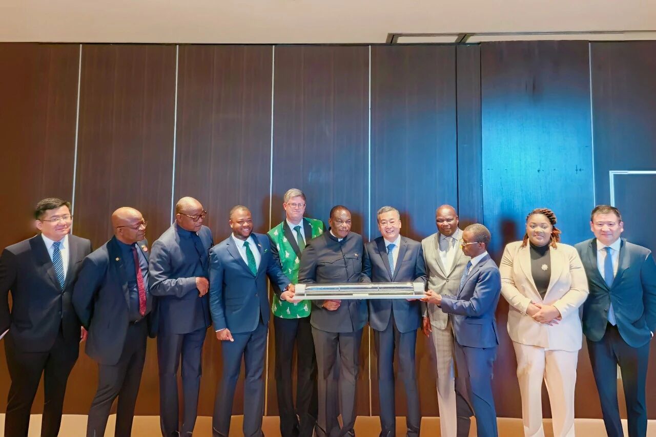 Bi Yanchun Calls on Zimbabwean First Vice President Constantino Chiwenga