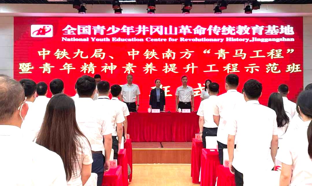 奏国歌.jpg