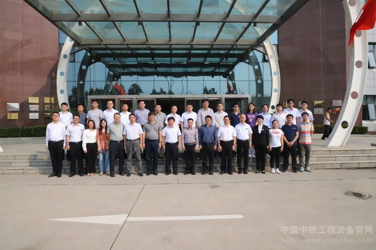 1573624857117776.jpg 参会人员合影.jpg