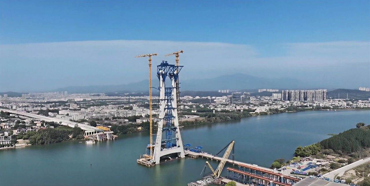 中铁山桥参建的惠霞高速公路东江特大桥钢箱梁首节段顺利吊装
