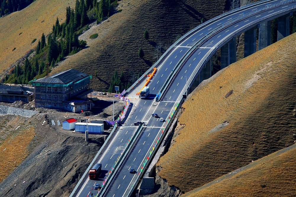 Sayram Lake-Guo Zi Gou Expressway