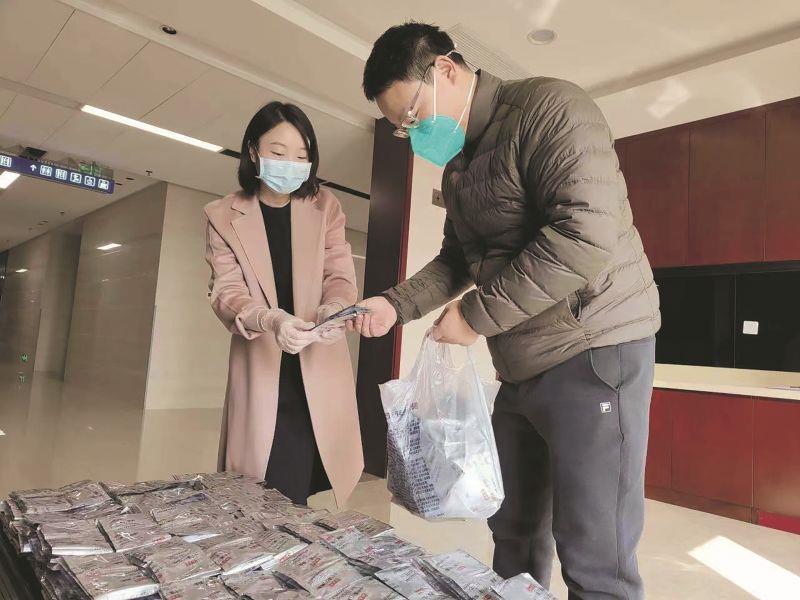 中铁大桥局机关工会向各支会主席发放抗疫中药冲剂_副本