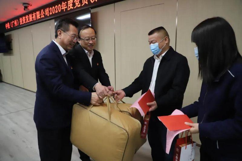 公司党委副书记、工会主席、执行董事王士奇慰问