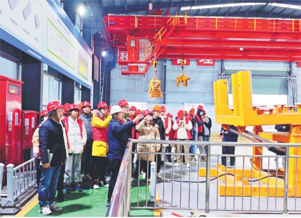 上海应用技术大学师生到中铁隧道局二处有限公司崇太长江隧道项目参观学习管片生产_副本