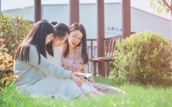 中铁十局四公司徐州桥梁厂入选全国工会职工书屋共读经典主题活动名单 徐州桥梁厂书香致远读书小组成员夏日户外阅读