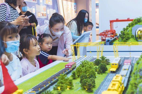 六一 5月26日，中铁三局线桥公司工会精心组织了“携手童心，情暖职工”儿童节亲子联欢活动，共同迎接属于孩子们的节日。图为参观中铁三局铺架文化展馆。 刘家汉 宋文华 摄
