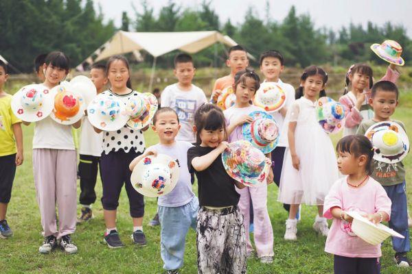 六一 5月27日，中铁二局电务公司工会联合成都温江灯塔营地组织40余组员工家庭共同开展“六一”亲子活动，将关心关爱送到广大员工及子女身边。图为孩子们参加草帽涂鸦活动。张承林 摄