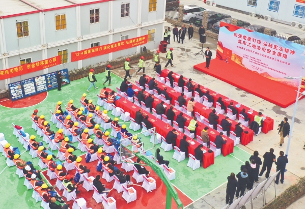 中铁二局建筑公司石湖荡镇安置房项目部联合建设单位、松江区石湖荡镇政府开展宪法宣传进工地活动_副本