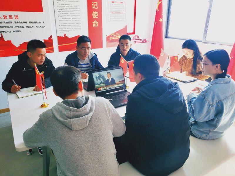 中铁二局电务公司南京地铁宁句线项目部组织员工观看纪念中国人民志愿军抗美援朝出国作战70周年大会