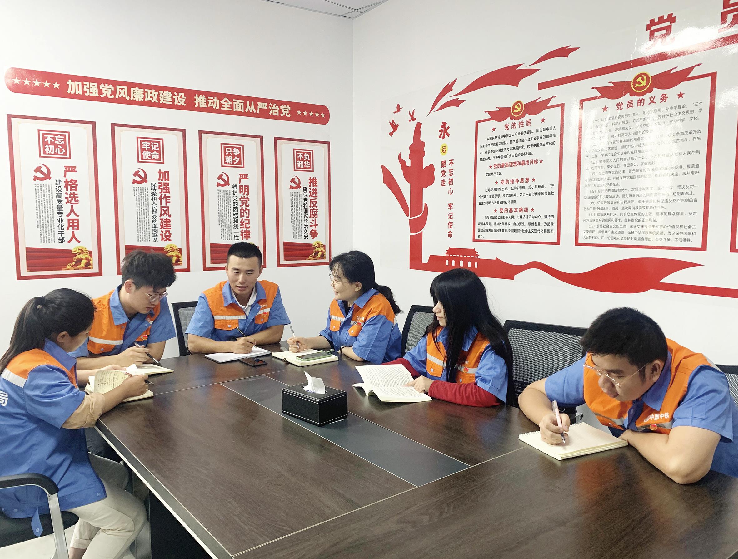 中铁八局城通公司南京地铁6号线项目部青年员工热烈讨论、交流发言