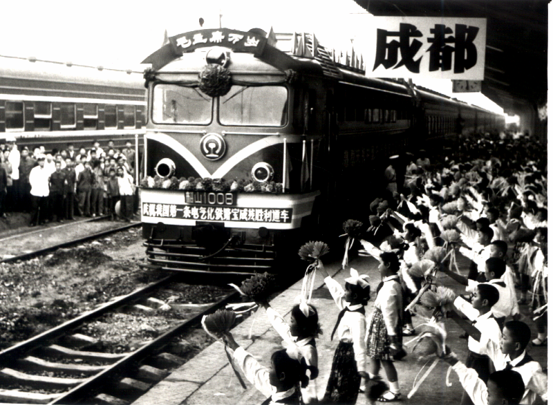1、1958年，中铁电气化局开工建设我国第一条电气化铁路宝成线，该线1975年全线开通
