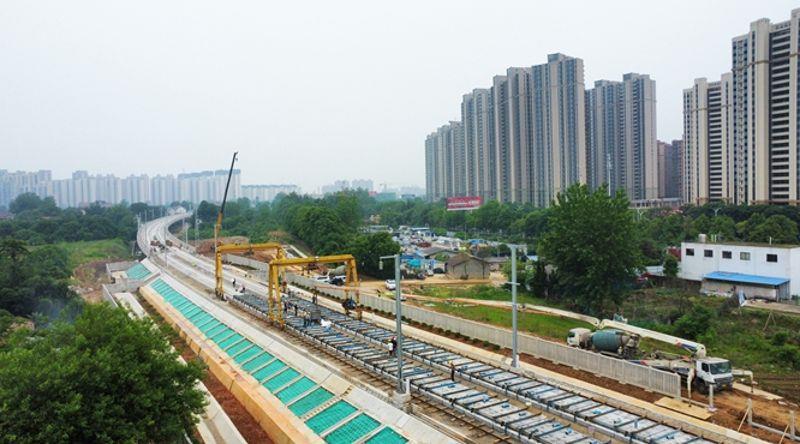 图为无砟轨道施工现场