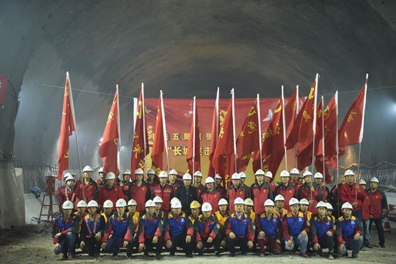4.火红队旗映京张——长城突击队授旗仪式