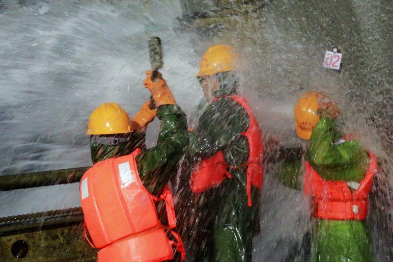 1 水火大柱山+史飞龙摄+中铁一局集团有限公司+ 15249260579+2017年5月24日摄，大柱山隧道建设者进行泄水压施工，从2008年8月份开工以来，隧道已经涌出15座西湖水量。