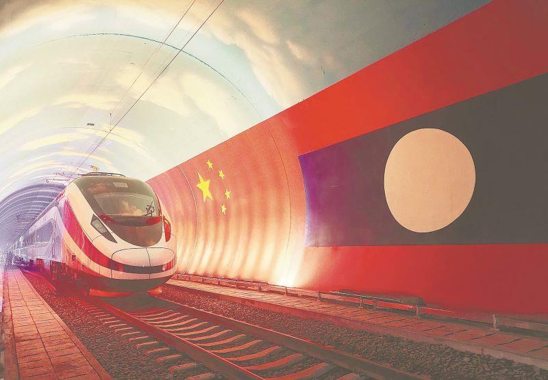 3.中老铁路动车组驶过中老两国边界_副本
