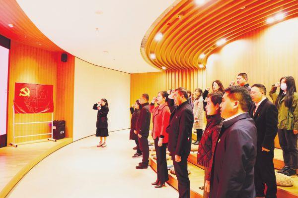 中铁置业中南公司与武汉市东西湖区总工会开展政企共建创意主题党日活动(1)