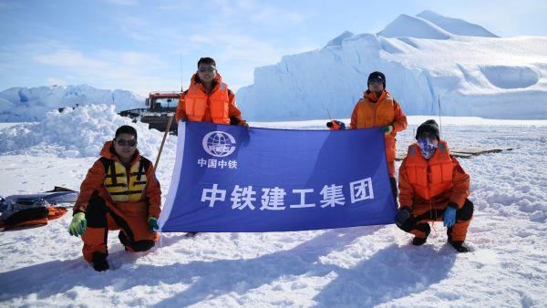 建设者们在南极合影  拍摄：曹涛 (1)