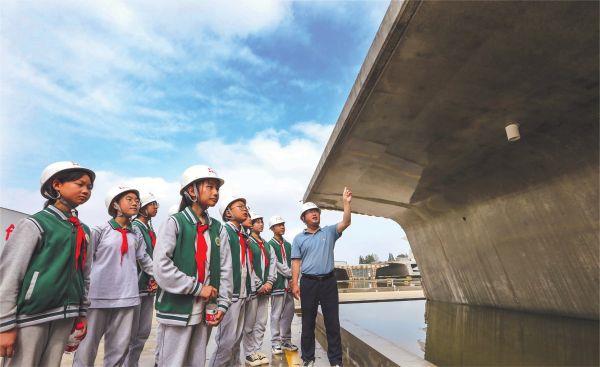 六一 5月31日，中铁上海局三公司马鞍山制梁场工会邀请10余名马鞍山市郑蒲港小学的学生代表来到施工现场，带领“小客人”们进入场区参观高铁箱梁制作工艺流程，近距离感受巢马城际铁路建设过程。盛敏 邵宁 摄影报道