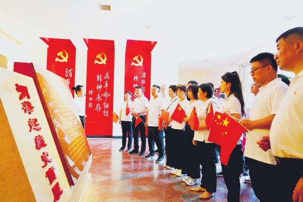 中铁十局西北公司开展主题党日活动_副本