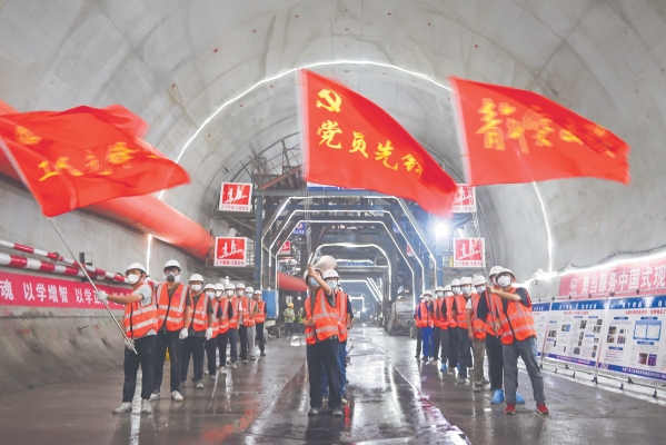 中铁广州局三公司-三面旗帜进班组 西康高铁在行动-崔洋_副本