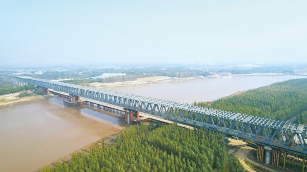 中铁四局参建的聊泰铁路黄河公铁桥合龙。1_副本