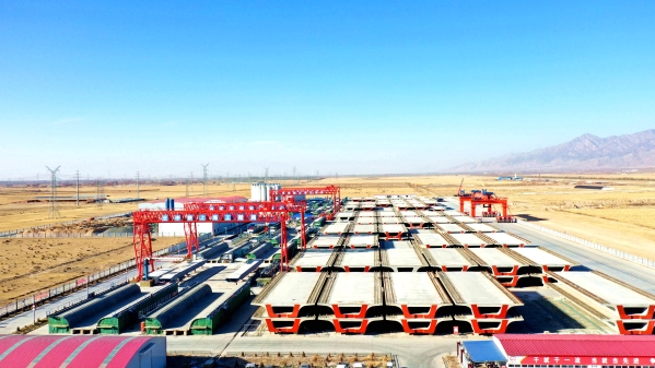 包银高铁Ⅰ标在全线（内蒙古段）率先完成箱梁预制任务 (2)_副本