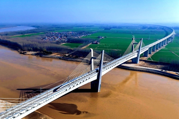列车驶过济郑高铁跨黄河特大桥_副本 列车驶过济郑高铁跨黄河特大桥_副本