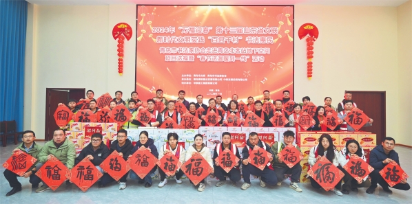 1月12日，中铁建工青岛北客站地下空间项目部举办“万福迎春 福到一线”主题活动，邀请青岛市文联和书法家协会4位书法名家到工地一线现场作书。活动共送出福字、对联、书画200余幅，发放慰问品200余份。李云艳_副本