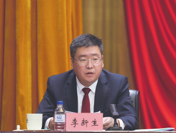 6.中国中铁职代会提案工作委员会主任、公司党委常委、副总裁李新生作《关于中国中铁四届一次职代会提案处理和四届二次职代会提案征集情况报告》_副本