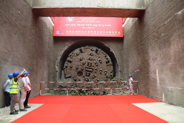 5隧道贯通瞬间2