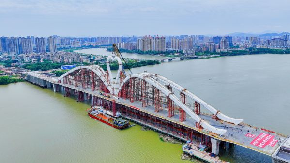 航拍鹅塔合龙段吊装施工完成1-李守钦摄