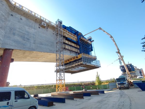 雄商高铁跨大广连续梁拱9米大节段悬浇完成，创全国首例 (1)