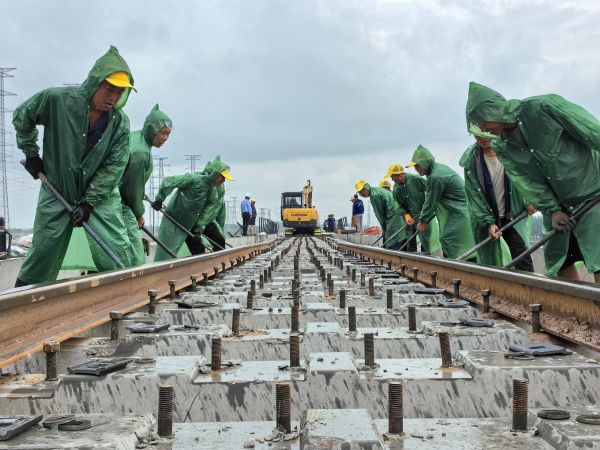 中铁七局郑州公司：铺轨完成！河南国际物流枢纽专用铁路项目通车在即2