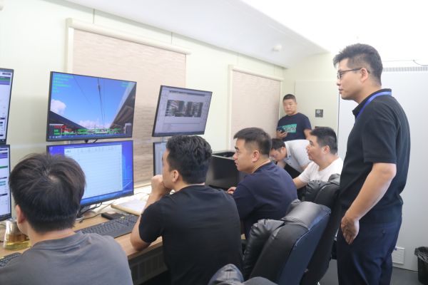 技术人员对列车运行情况进行检测