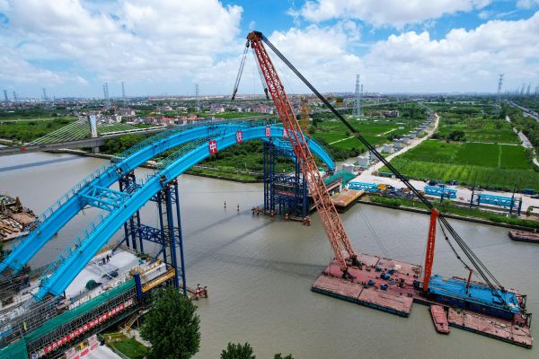 沪苏通铁路二期(太仓至四团段)惠南特大桥跨大治河128米系杆拱拱肋顺利合龙