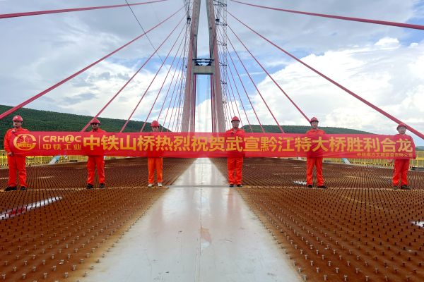 武宣黔江特大桥最后一段合龙段正在吊装